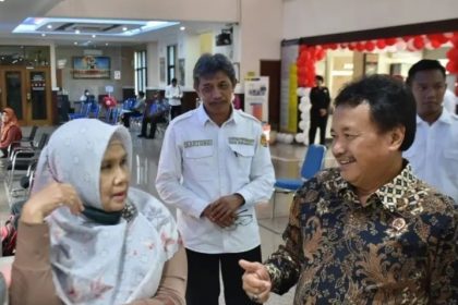 Kakanwil BPN Jonahar berbincang dengan pemohon sertifikat didampingi Kakantah Kartono Agustiyanto.