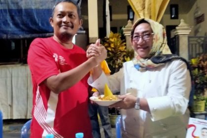 Pertiwi Ayu Krishna mendapat potongan tumpeng dari warga saat turun di wilayah Tegalsari.