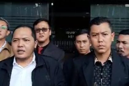 Perwakilan Aliansi 98 memberikan keterangan pers untuk menyampaikan surat gugatan ke MK soal usia capres/cawapres.