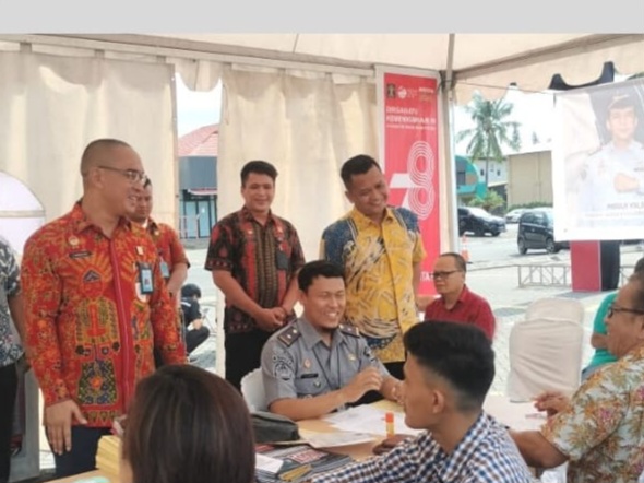 Kakanim Bitung Ryang Yang Satiawan mendampingi Kakanwil Kemenkumham Sulut Ronald Lumbuun saat melihat langsung pelayanan DPRI bagi masyarakat.