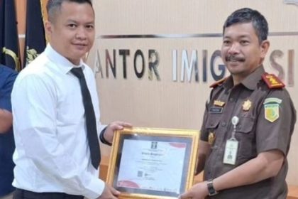 Kepala Kantor Imigrasi Bitung Ryang Yang Satiawan memberikan penghargaan kepada Perghargaan kepada Kejaksaan Negeri Bitung atas kontribusi luar biasa dalam pelaksanaan Projustitia.