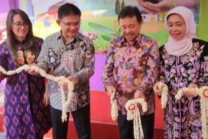 Kakantah Kota Kediri Jany Danny Assa bersama Ketua Ikawati Susan Cicilya Joseph, SE (kiri), mendampingi Kakanwil BPN Jatim Jonahar dan Ketua Ikawati Jatim memotong pita diresmikannya ruang Micro Economy Creative.