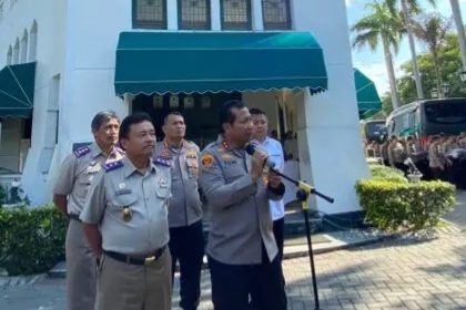 Kapolda Jatim Irjenpol Toni Harmanto memberikan penjelasan terkait perkara Grha Wismilak didampingi Kakanwil BPN Jatim Jonahar (kiri) dan Kakantah Surabaya I Kartono Agustiyanto.