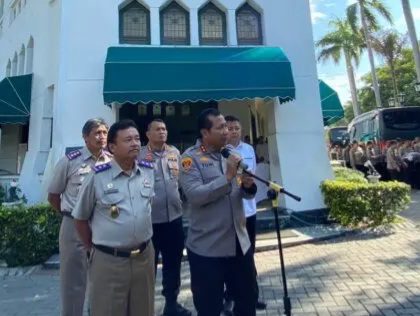 Kapolda Jatim Irjenpol Toni Harmanto memberikan penjelasan terkait perkara Grha Wismilak didampingi Kakanwil BPN Jatim Jonahar (kiri) dan Kakantah Surabaya I Kartono Agustiyanto.