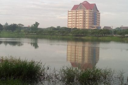 Waduk Unesa Surabaya yang setiap saat selalu diramaikan oleh warga Surabaya Barat untuk bersantai.