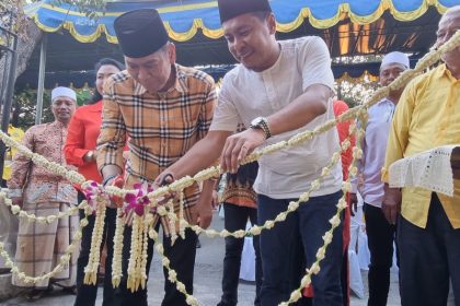 Anggota DPR RI Adies Kadir bersama Ketua DPD Golkar Surabaya Arif Fathoni memotong pita dibukanya Rumah Pemenangan disaksikan para relawan.