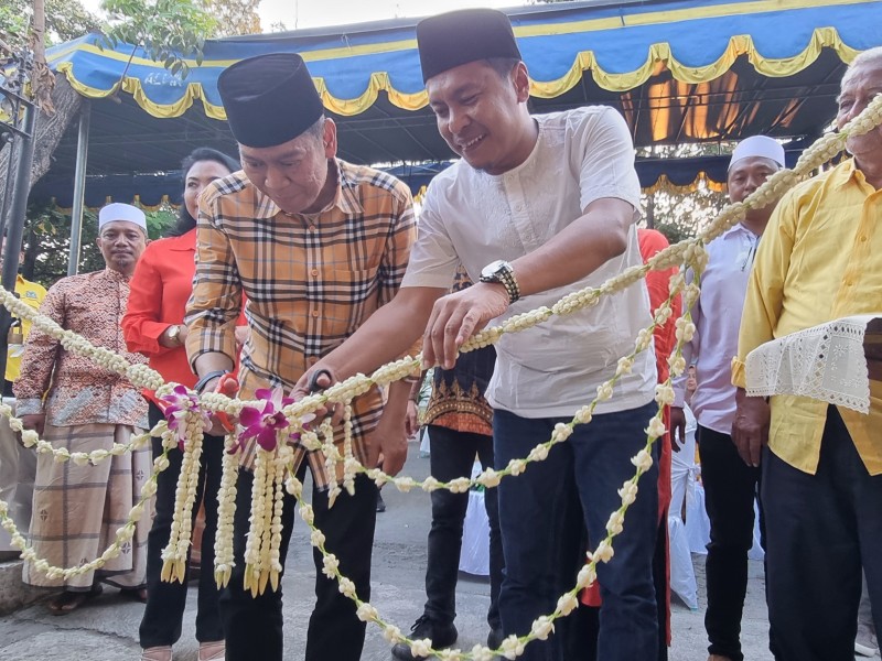 Anggota DPR RI Adies Kadir bersama Ketua DPD Golkar Surabaya Arif Fathoni memotong pita dibukanya Rumah Pemenangan disaksikan para relawan.