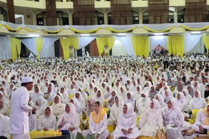 Ustad Das'at Latif memberikan tausiyah dihadapan relawan Adies Kadir dari wilayah Surabaya-Sidoarjo di Gedung Islamic Center, Surabaya.