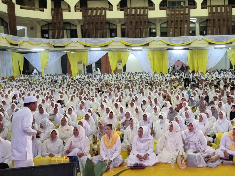 Ustad Das'at Latif memberikan tausiyah dihadapan relawan Adies Kadir dari wilayah Surabaya-Sidoarjo di Gedung Islamic Center, Surabaya.