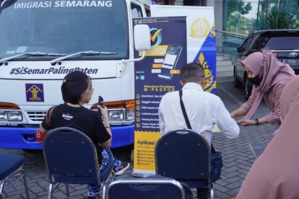 Pemohon layanan Si Semar Lembur di arena CFD kemarin, mendapatkan pelayanan paspor dari petugas melalui mobil keliling yang disediakan Kantor Imigrasi Semarang.