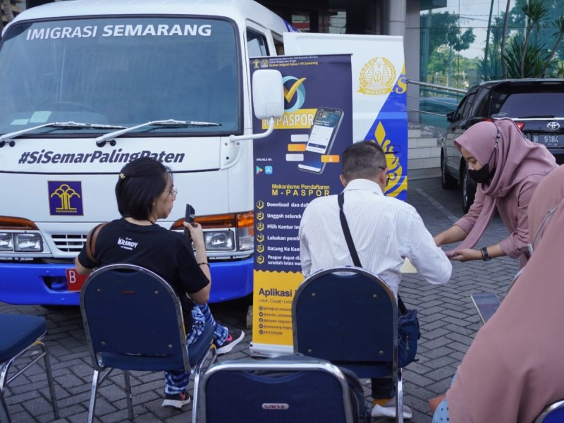 Pemohon layanan Si Semar Lembur di arena CFD kemarin, mendapatkan pelayanan paspor dari petugas melalui mobil keliling yang disediakan Kantor Imigrasi Semarang.