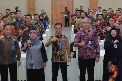 Para satuan kerja di lingkungan Kanwil Kemenkumham Jatim foto bersama dengan Plt Saefur Rochim disela kegiatan.