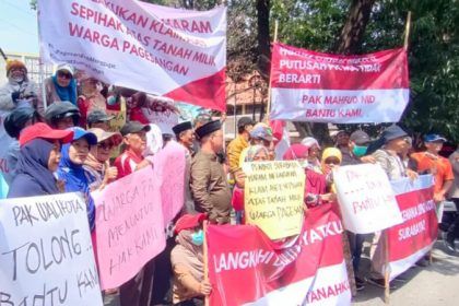 Aksi demonstrasi Warga Pagesangan di halaman Kantor Wilayah BPN Jawa Timur di Jalan Gayungsari, Surabaya.