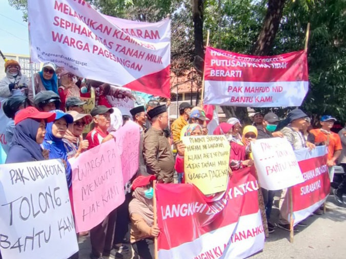 Aksi demonstrasi Warga Pagesangan di halaman Kantor Wilayah BPN Jawa Timur di Jalan Gayungsari, Surabaya.