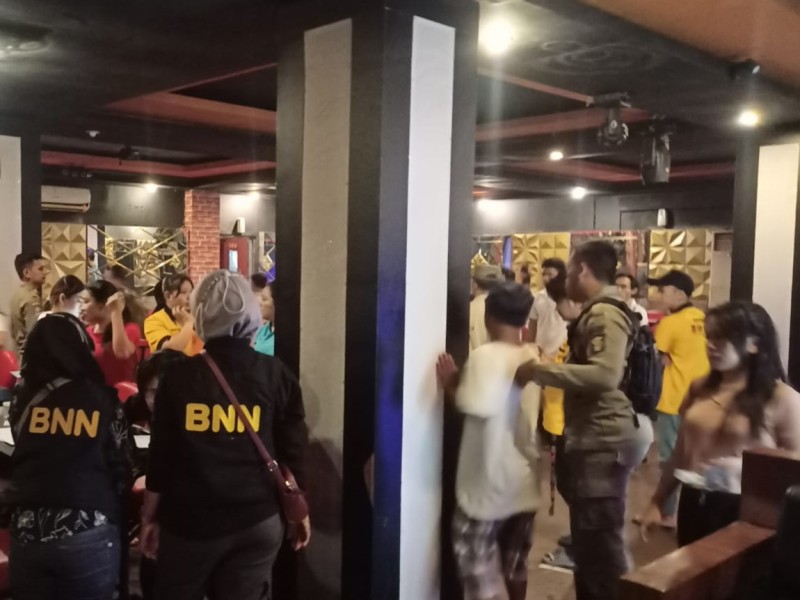 Petugas gabungan saat merazia pengunjung Kafe Zona Kapasari Surabaya.