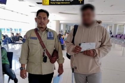 LM, warga negara Kepulauan Solomon dikawal petugas di Bandara Internasional Juanda untuk dipulangkan ke negara asal.