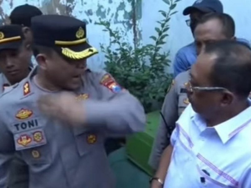 AKBP Toni Kasmiri (kiri) yang terekam kamera sedang membentak-bentak Wakil Wali Kota Surabaya Armuji pada 9 Agustus 2023 lalu ketika ada eksekusi di kawasan Dukuh Pakis IV, Surabaya Selatan.