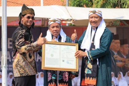 Plt Kakanwil Kemenkumham Jatim Saefur Rochim mendampingi Bupati Pasuruan usai menyerahkan 2 sertifikat IG.