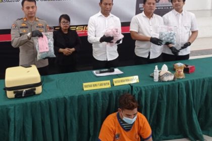 Kompol Fadilah Panara, bersama anggotanya, memperlihatkan barang bukti serta tersangka di Mapolrestabes Surabaya.