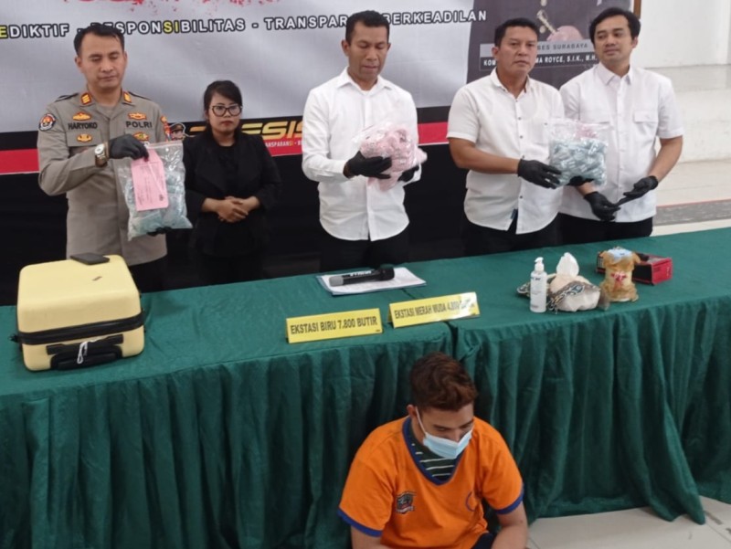 Kompol Fadilah Panara, bersama anggotanya, memperlihatkan barang bukti serta tersangka di Mapolrestabes Surabaya.