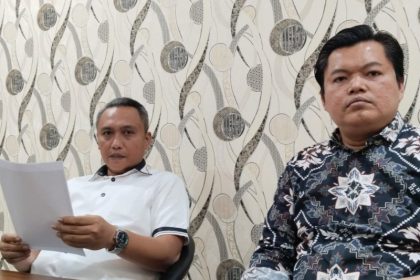 Julianto Simanjuntak dan Hery Siregar, kuasa hukum Budi Pranoto di Kantor Jalan Sambas 2, Surabaya.