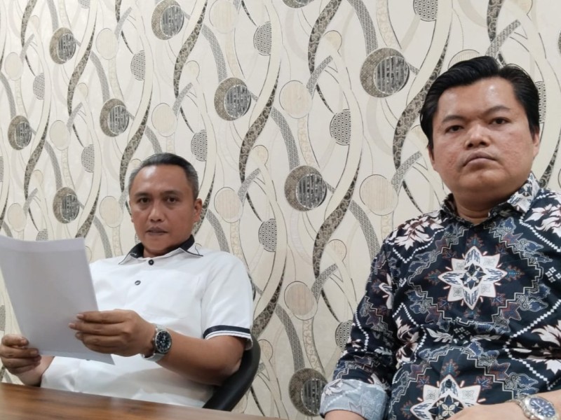 Julianto Simanjuntak dan Hery Siregar, kuasa hukum Budi Pranoto di Kantor Jalan Sambas 2, Surabaya.