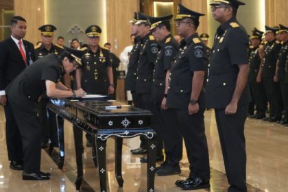 Menkumham Yasonna H Laoly menandatangani berita acara pelantikan pimti pratama.