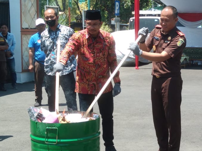 Bupati Sidoarjo Achmad Muhdlor bersama Kajari Sidoarjo, Roy Rovalino Heridiansyah memusnahkan barang bukti di halaman kantor Kejari Sidoarjo.