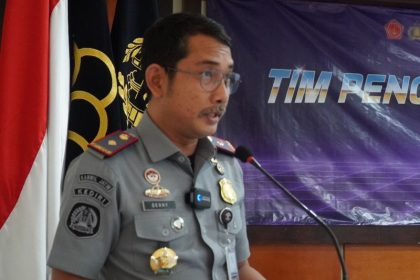 Kepala Kantor Imigrasi Kediri, Denny Irawan memberikan sambutan dalam rapat Timpora.