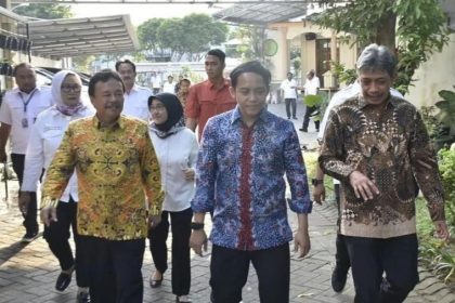 Kakanwil Jonahar, Wakil Menteri ATR/BPN Raja Juli Antoni, dan Kakantah Surabaya I Kartono Agustiyanto berkelilig di lingkungan kantor pertanahan di kawasan Lakarsantri ini.