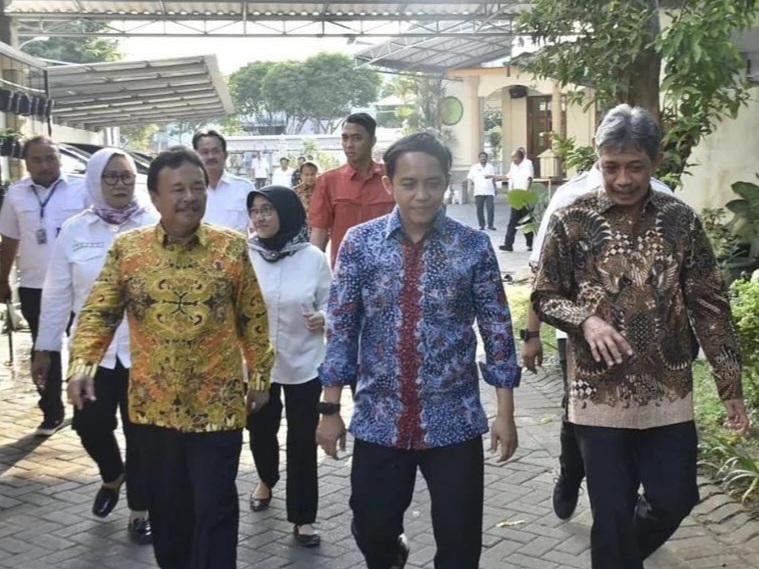 Kakanwil Jonahar, Wakil Menteri ATR/BPN Raja Juli Antoni, dan Kakantah Surabaya I Kartono Agustiyanto berkelilig di lingkungan kantor pertanahan di kawasan Lakarsantri ini.