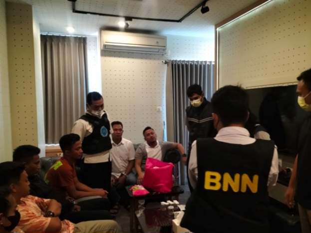 Petugas BNNK Surabaya mendata pengunjung hotel yang terjaring razia.