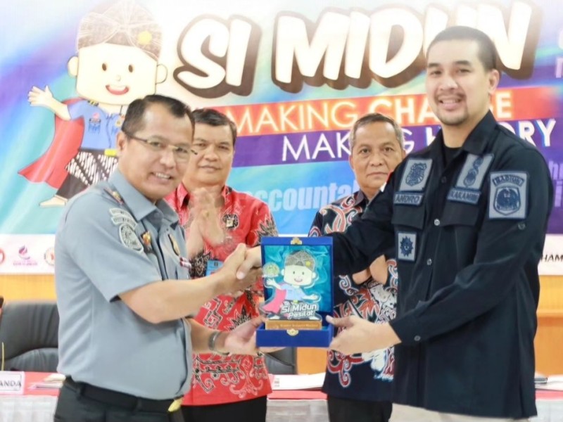 Kepala Kantor Imigrasi Kelas III Non TPI Kalianda, Sargiyono menerima cenderamata dari Kepala Kantor Imigrasi Kelas II Madiun, Andro Eka Putra.