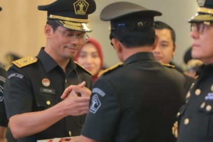 Plt Saefur Rochim menyerahkan amanah kepada Kakanwil Kemenkumham yang baru, Heni Yuwono saat pelantikan tadi siang.