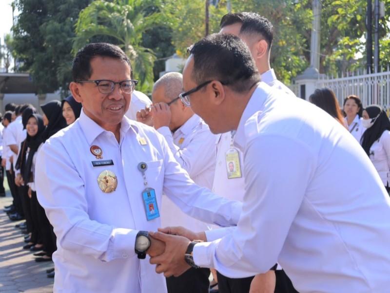 Kakanwil Kemenkumham Jatim Heni Yuwono menyapa pegawai usai memimpin kegiatan apel perdana pasca menjabat kakanwil.