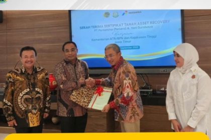 Kakanwil BPN Jatim Jonahar dan Kajati Jatim Mia Amiati menyaksikan penyerahan SHGB yang dilakukan Direktur Pengadaan Tanah PHPT Sri Pranoto kepada Direktur Penunjang Bisnis Pertamina Erry Widiastino.