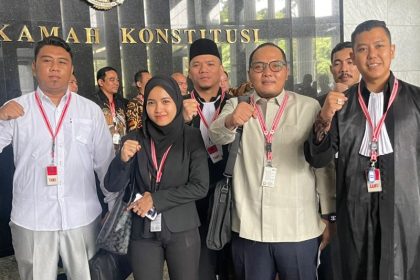 Rio Saputro SH (kanan), selaku pemohon bersama rekan pengacara Aliansi 98 di depan Gedung Mahkamah Konstitusi (MK) setelah mengikuti sidang.