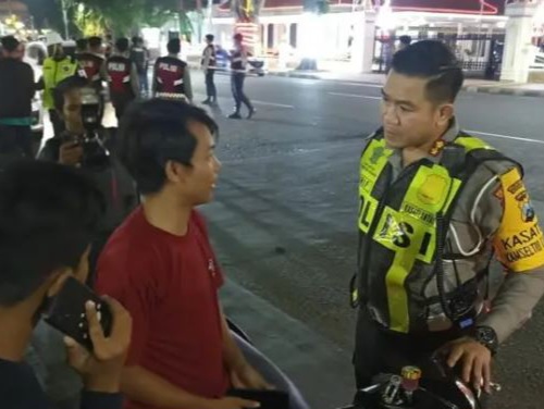 Kasatlantas Polrestabes Surabaya AKBP Arif Fazlulrrahman menanyai terduga pelaku setelah kedapatan membawa narkoba jenis ineks.