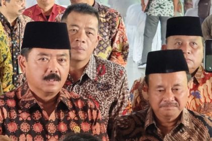 Menteri BPN Hadi Tjahjanto (kiri) didampingi Kakanwil BPN Jatim Jonahar saat di Sidoarjo, beberapa waktu lalu.