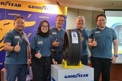 Iman Santoso, Presiden Direktur PT Goodyear Indonesia bersama jajaran lainnya saat pemaparan produk terbaru.