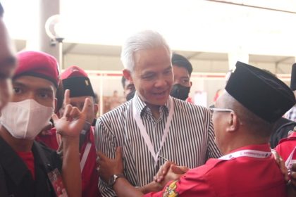 Ganjar Pranowo berbincang santai dengan Wakil Wali Kota Surabaya, Armuji dalam agenda Rakernas IV PDIP di Jakarta.