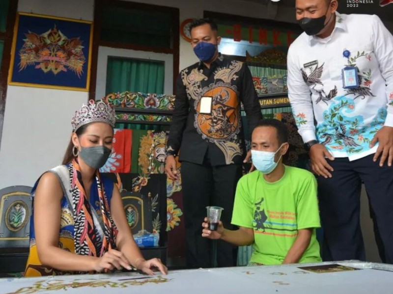 Putri Indonesia Pariwisata 2022, Adinda Cresheilla mengunjungi Gerai Batik Rutan Sumenep.