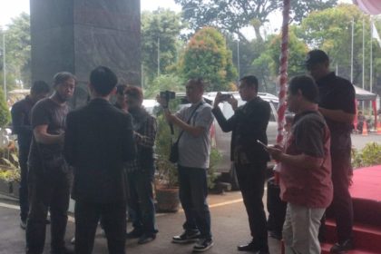 Pengacara Aliansi Pengacara 98 memberikan keterangan kepada sejumlah media yang sudah menunggu di depan Gedung MK.