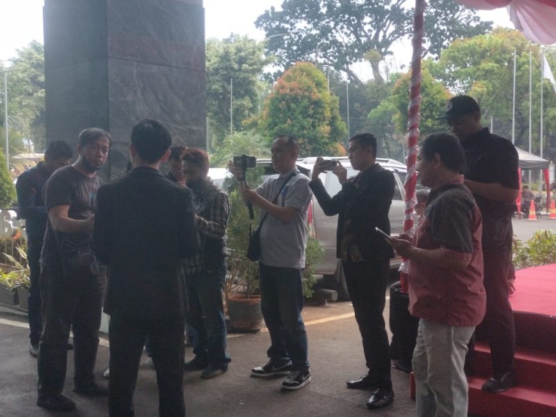 Pengacara Aliansi Pengacara 98 memberikan keterangan kepada sejumlah media yang sudah menunggu di depan Gedung MK.