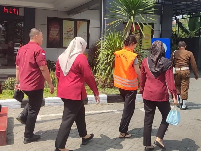 Petugas imigrasi menyerahkan YW, warga Tiongkok ke JPU Kejari Surabaya.