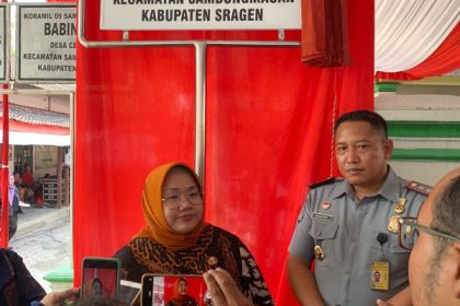 Bupati Sragen, dr. Hj. Kusdinar Untung Yuni Sukowati, bersama Kepala Kantor Imigrasi, Winarko memberikan keterangan kepada wartawan.