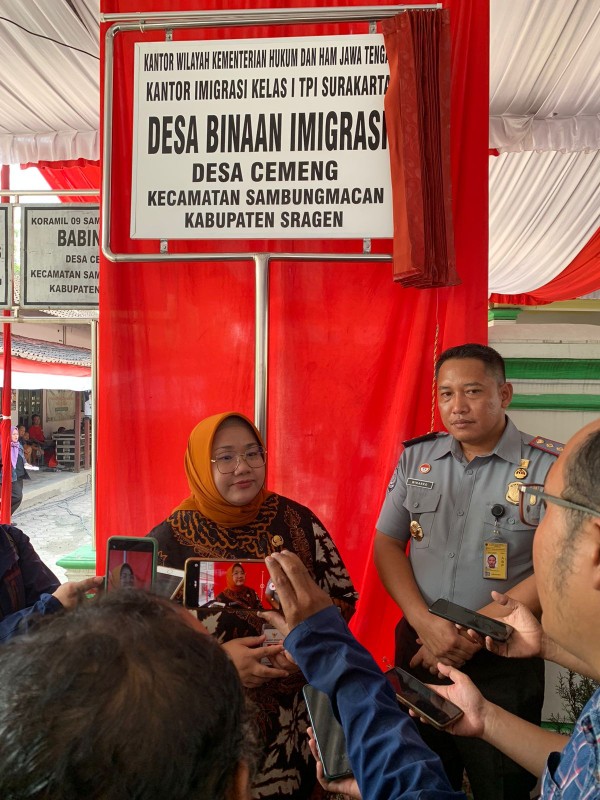 Bupati Sragen, dr. Hj. Kusdinar Untung Yuni Sukowati, bersama Kepala Kantor Imigrasi, Winarko memberikan keterangan kepada wartawan.