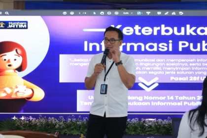 Kasubag Humas RB dan TI Ishadi MP memberikan paparan pengelolaan informasi usai peluncuran aplikasi di Aula Balai Harta Peninggalan Surabaya.