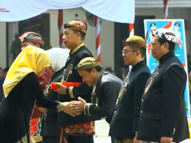 Kakanwil BPN Jatim Jonahar menerima ucapan selamat dari Gubernur Khofifah Indar Parawansa pada peringatan upacara HUT Pemprov Jatim ke-78 di Gedung Negara Grahadi, Surabaya.
