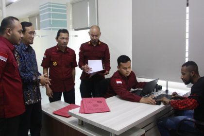 Kepala Divisi Keimigrasian, Herdaus (tengah) bersama Rektor Universitas Brawijaya, Widodo, menyaksikan pelayanan izin tinggal kepada orang asing.